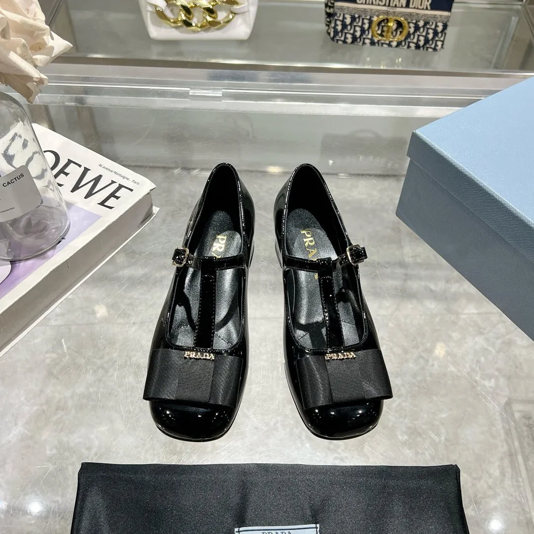 👟👟Ex-factory price 540👟👟 Prada 25ss early spring new model 🌟 Recommended by major bloggers in Xiaohongshu, showing classic charm. Injection-molded leather outsole, imported mixed-breed sheep lining. These velvet-textured pumps combine elegance with modern sophistication, and the delicate bow adds a romantic touch. The upper is decorated with grosgrain bow and metal buckle. Metal letter logo. Decorated with metal letter logo. Velvet texture covered heel with height 4.5cm. Size: 35 to 40 (41 is custom-made and cannot be returned or exchanged)